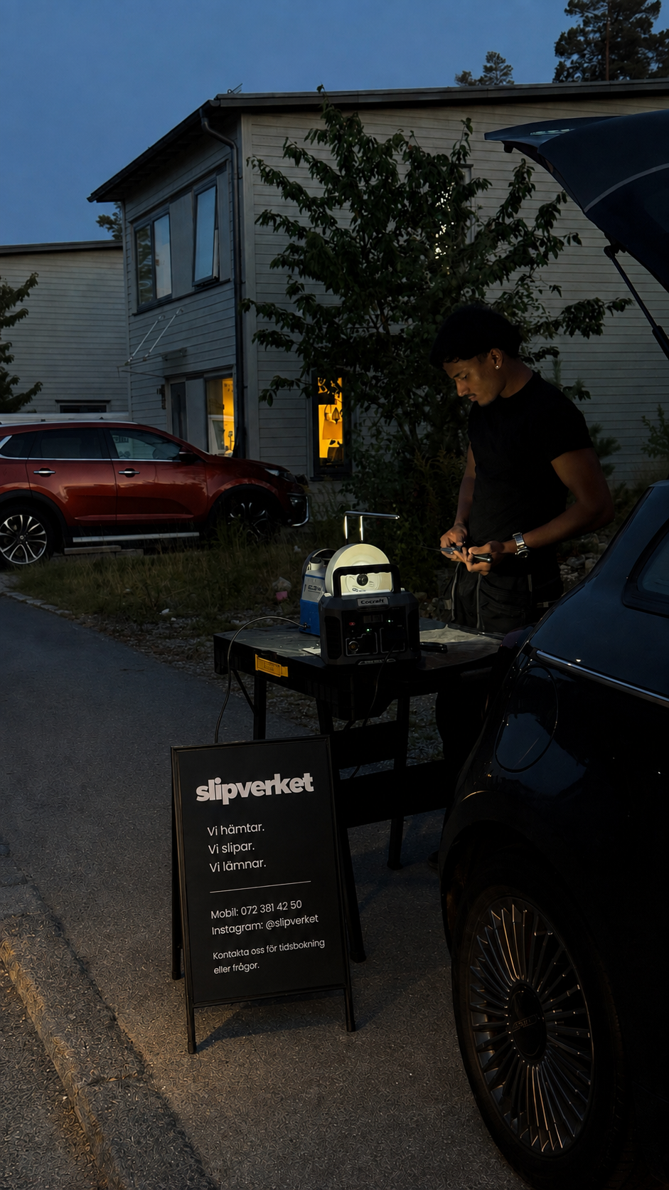 Slipverket slipar knivar på plats utanför en kunds hem i skymningen